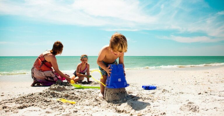 4 Money Lessons Kids Can Learn on Vacation